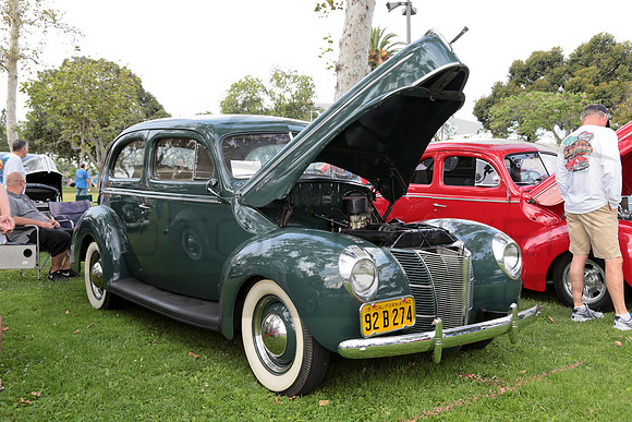 1940 Ford Deluxe 2-door Sedan
